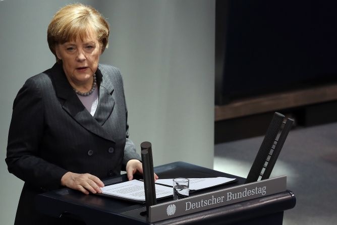 Thủ tướng Đức, bà Angela Merkel, phủ nhận việc trả tiền chuộc cho phiến quân IS để đổi lấy tự do cho một con tin là công dân Đức. Báo chí không tiết lộ danh tính của con tin, chỉ cho biết anh khoảng 27 tuổi và sống ở bang Brandenburg thuộc miền đông, mất tích ở Syria hồi năm 2013. Tờ New York Times cho biết con tin có thể là Toni Neukirch. IS thả con tin Đức vào cuối tháng 8/2014, một tuần sau khi chúng hành quyết nhà báo người Mỹ, James Foley. Ảnh minh họa: AFP