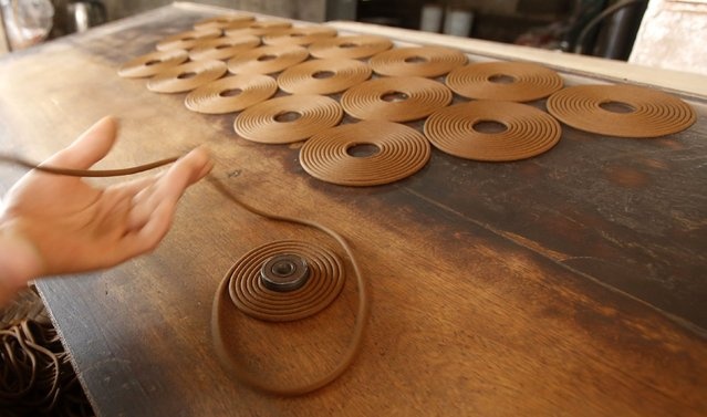 Người dân đang cuộn các dây hương thành vòng tròn. Hương khói ngày Tết tạo nên không gian ấm cúng, gắn kết tình cảm và ước nguyện của mỗi thành viên trong gia đình.