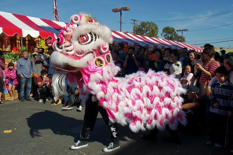 Trưa 1/2, đoàn múa lân của các em học sinh tới góp vui cho hội chợ. 