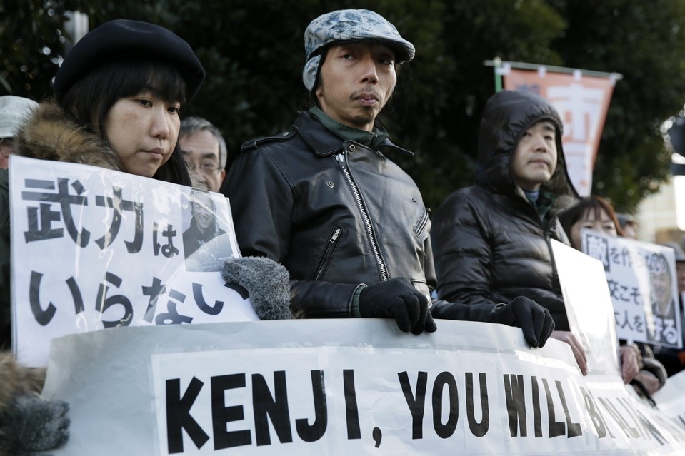 Những người biểu tình diễu hành trong im lặng để phản đối chiến tranh bên ngoài dinh thự của Thủ tướng Shinzo Abe tại thủ đô Tokyo sau khi Nhà nước Hồi giáo (IS) tung đoạn video hành quyết nhà báo tự do Kenji Goto. Ảnh: EPA