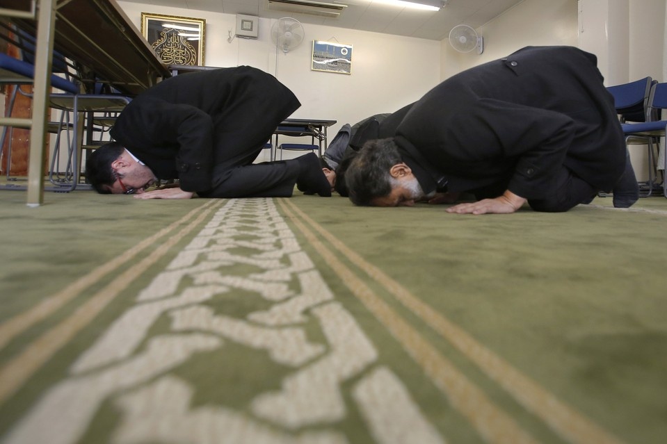 Những người theo đạo Hồi quỳ gối trong buổi lễ cầu nguyện tại nhà thờ Hồi giáo Otsuka Masjid ở Tokyo sau khi một đoạn video xuất hiện trên mạng với yêu cầu chính phủ Nhật Bản phát hành đoạn băng nhóm phiến quân IS hành quyết con tin Kenji Goto. Họ lo ngại việc người dân Nhật Bản có thể coi những người Hồi giáo giống những phần tử thánh chiến cực đoan. Ảnh: AP