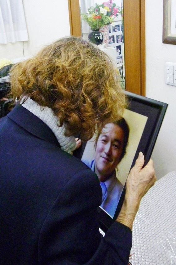 Bà Junko Ishido, mẹ của nhà báo Goto, lặng lẽ ngắm bức chân dung con trai tại nhà riêng ở Tokyo. Ảnh: Getty Images