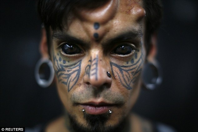 Carlos Dehaquiz không chỉ xăm trên da mặt, anh còn xăm cả trong đôi mắt, xỏ khuyên ở một số bộ phận trên cơ thể và cấy ghép implant dưới lớp da đầu. Một số tài liệu cho biết việc xăm trong mắt đã xuất hiện trong cộng đồng người La Mã giai đoạn năm 150 sau Công nguyên.