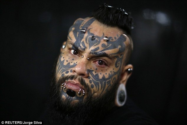  Ngoài xỏ khuyên và xăm mình, Emilio Gonzalez còn đeo khuyên tai to bản để kéo giãn phần dái tai.