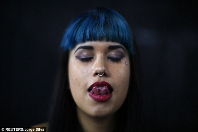 Luciel hoàn toàn trông giống một cô gái bình thường, nếu cô không khoe phần lưỡi đã xẻ đôi.