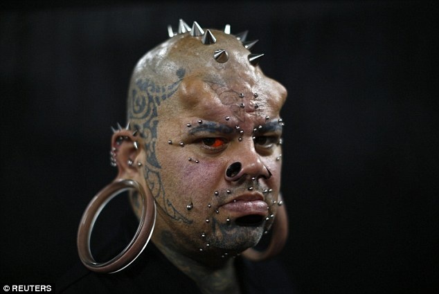 Nghệ sĩ xăm mình đến từ Hawaii, Kala Kaiwi, hiện là người giữ kỉ lục về độ giãn của dái tai lớn nhất, 109 mm, mà không qua phẫu thuật. 