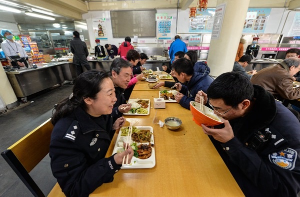 Cảnh sát chỉ có nửa tiếng ăn trưa. Họ có thể trò chuyện thoải mái và thư giãn trong khoảng thời gian này.  