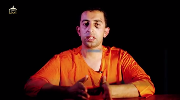 Đoạn phim quay cảnh phiến quân IS hành quyết con tin người Jordan, phi công Muath al-Kasasbeh, dài hơn 22 phút. Trước những cảnh quay ở pháp trường, Kasasbeh xuất hiện trong một đoạn phim mà anh thuật lại quá trình đào tạo trở thành phi công, sau đó tham gia chiến dịch không không kích tiêu diệt IS. Vết bầm ở mắt và nhiều vết thương khác xuất hiện trên cơ thể Kasasbeh.