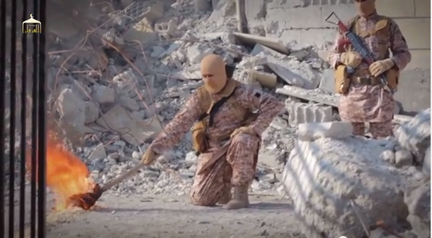 Một tên phiến quân trùm kín mặt châm lửa dẫn đến chiếc lồng nhốt phi công người Jordan. Chính phủ Jordan ngay lập tức tuyên bố sẽ xử tử tù binh có quan hệ với IS, đe dọa trả thù mạnh mẽ nhóm phiến quân này.