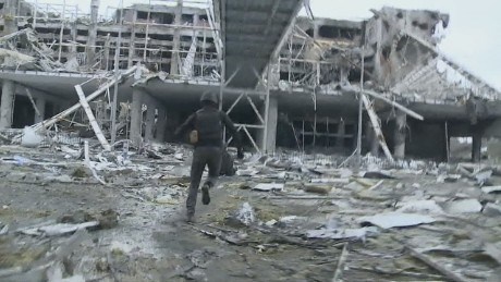 Chuyen kinh hoang cua linh Ukraine o san bay Donetsk hinh anh