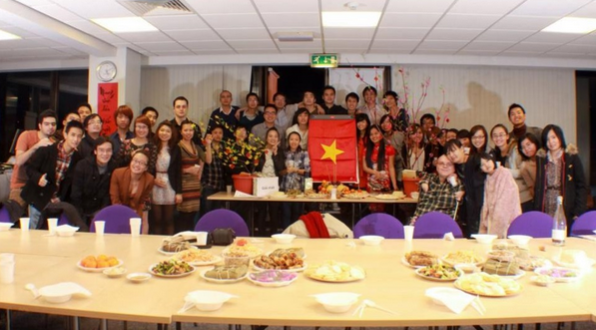 Du hoc sinh Viet hao huc chuan bi truoc Tet co truyen hinh anh