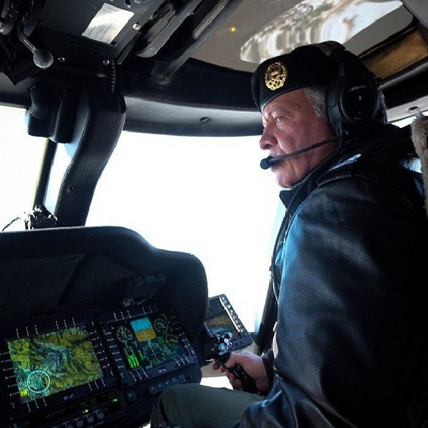 Theo tiểu sử của nhà vua, Abdullah từng ghi danh tại Học viện Quân sự Hoàng gia Anh tại Sandhurst vào năm 1980 và trở thành một phi công lái trực thăng chiến đấu Cobra xuất sắc.