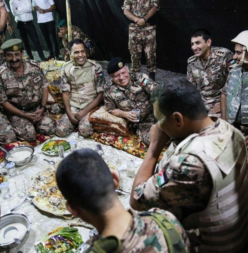 Quốc vương Abdullah có những giờ phút thư giãn cùng binh sĩ sau bữa ăn trưa. 