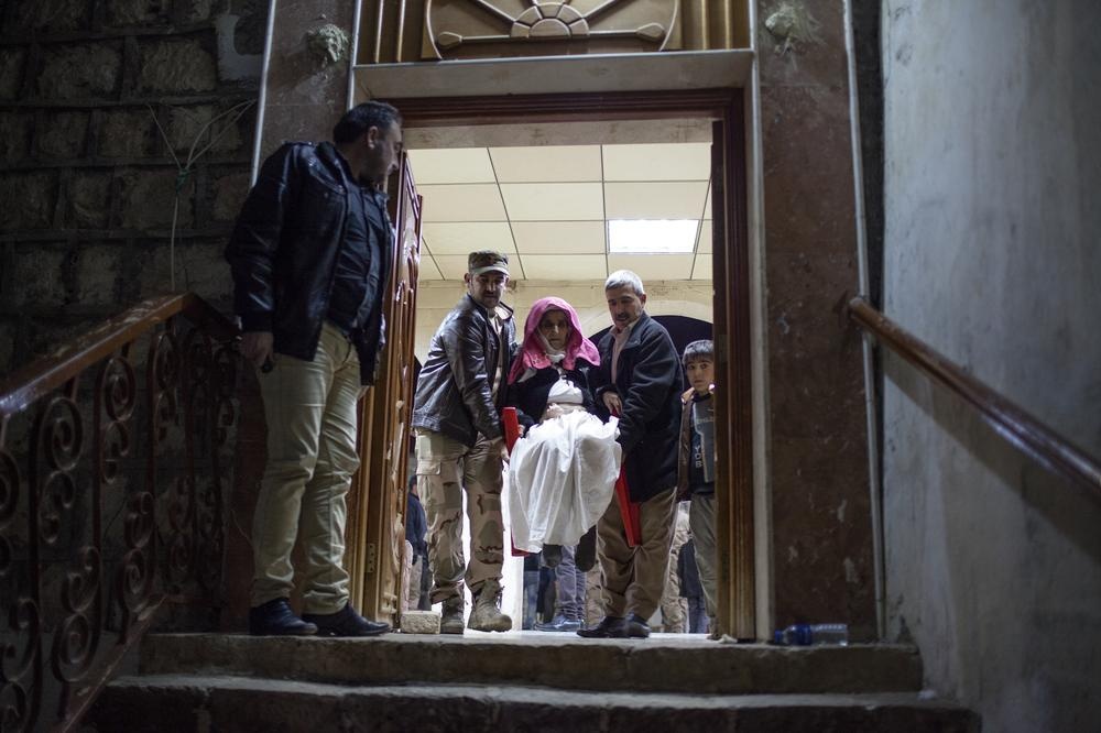 Đầu tháng 8/2014, Nhà nước Hồi giáo (IS) tàn sát hàng trăm người thuộc bộ tộc Yazidis và bắt hàng nghìn người khác trong một cuộc càn quét khu vực miền bắc Iraq. Tháng 1/2015, nhóm này thả 196 người mà không rõ lý do. Những người được thả đã tập trung tại đền thờ Lalish – khu vực linh thiêng nhất của người Yazidis – để hồi phục sức khỏe và “thanh lọc” tâm hồn sau khi IS ép họ cải sang đạo Hồi.  