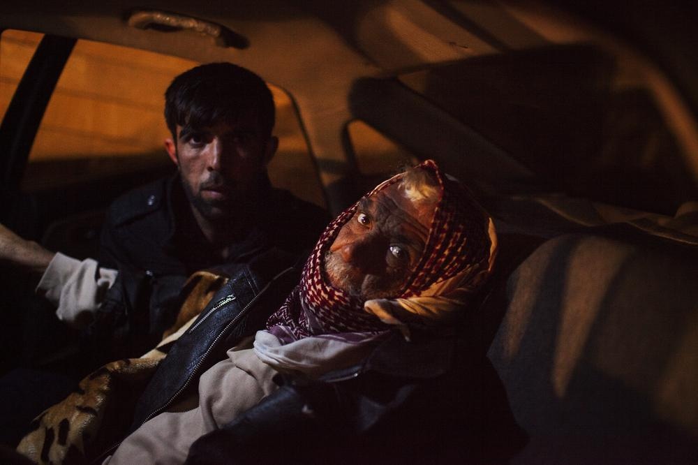 Một người đàn ông được đưa về nhà sau khi tới Lalish để cầu nguyện một ngày sau khi IS thả hàng trăm người dân tộc thiểu số Yazidis. 