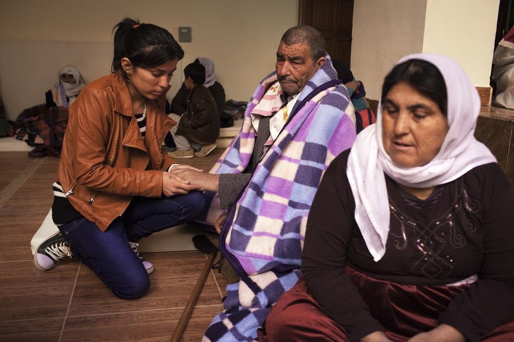 Gulistan Hero, 20 tuổi, trấn an cha và mẹ của cô sau khi họ thoát khỏi tay IS. Cô gái trẻ đã nghĩ rằng, cha mẹ đã chết khi nhìn thấy họ ở trên TV. Trước khi đoàn tụ với người thân, Gulistan từng có ý định tự tử vì quá tuyệt vọng. 