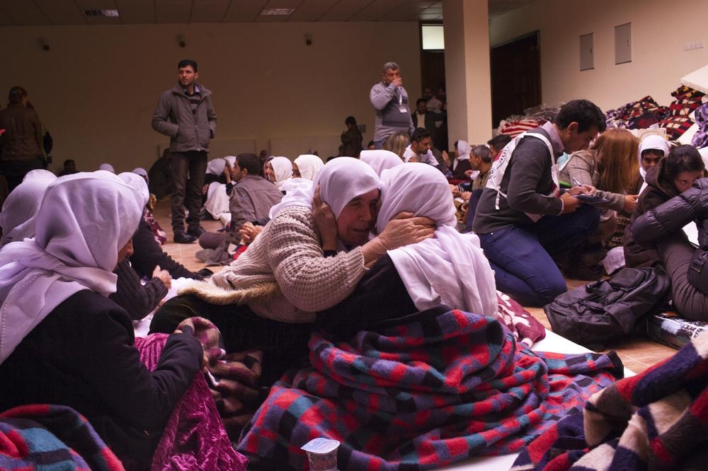 Nhiều người khác bật khóc và ôm chặt người thân sau 5 tháng sống dưới sự kìm kẹp của IS.