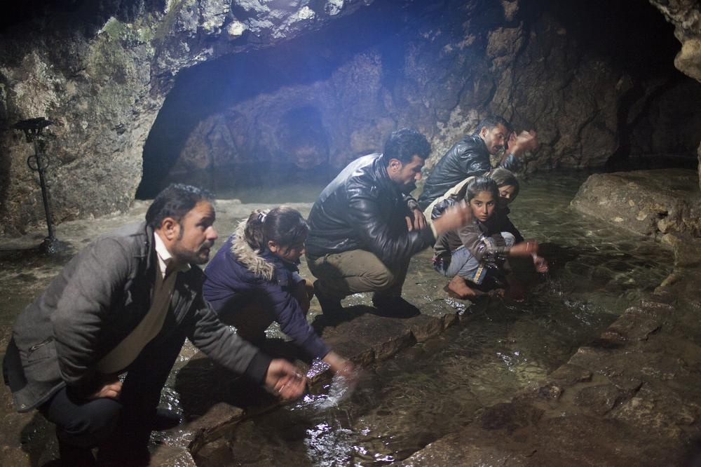 Những người Yazidis rửa tay tại nguồn nước thánh bên trong ngôi đền ở Lalish. Đây là cách giúp họ gạt bỏ vẩn đục