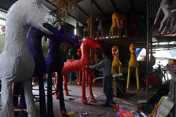 Sản xuất hàng mã là công việc mang lại thu nhập ổn định cho nhiều ngôi làng xung quanh Hà Nội. Ảnh: AFP