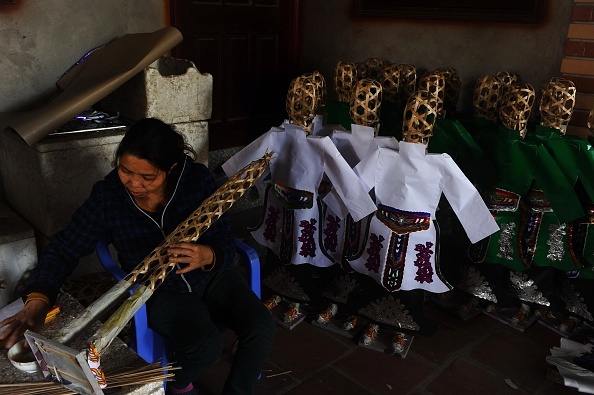 Một cơ sở sản xuất hàng mã ở làng Phuc Am, ngoại ô Hà Nội, tất bật trong những ngày cận Tết. Ảnh: AFP