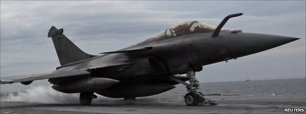 Máy bay Dassault Rafale của Pháp: Pháp là quốc gia thứ hai tham gia chiến dịch tiêu diệt IS do Mỹ khởi xướng. Dassault Rafale là loại máy bay chiến đấu đa năng, có thể thực hiện nhiệm vụ phòng thủ trên không, tấn công các mục tiêu mặt đất, và do thám. Máy bay trang bị công nghệ phát hiện và theo dõi đến 8 mục tiêu, tái tạo bản đồ 3D để định hướng. Sứ mệnh không kích đầu tiên của máy bay Pháp diễn ra ngày 19/9, tiêu diệt một cơ sở chứa vũ khí, nhiên liệu và xe của IS ở miền đông bắc Iraq. 