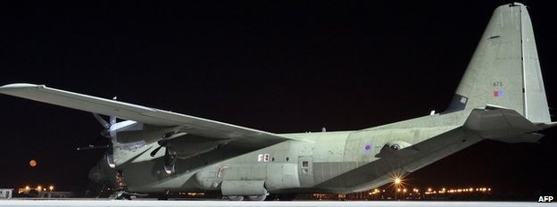 Máy bay vận tải Lockheed C-130: Máy bay C-130 sử dụng trong nhiệm vụ thả hàng viện trợ khẩn cấp, gồm nước uống, thực phẩm và la bàn định hướng, cho những người dân bị mắt kẹt giữa vùng chiến sự tại Iraq. Một trong những tộc người hưởng lợi nhiều nhất từ chiến dịch này là bộ tộc Yazidi, một tộc người thiểu số ở Iraq mà phiến quân IS muốn tận diệt. Họ phải rời bỏ làng quê và đi sơ tán để tránh sự truy sát của IS.