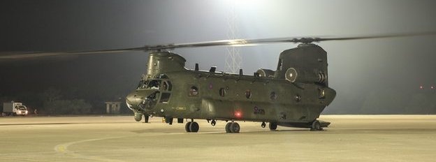 Trực thăng Chinook: Bên cạnh những máy bay chiến đấu trực tiếp, Anh cũng điều động 4 trực thăng Chinook trong tình trạng sẵn sàng để vận chuyển người tị nạn rời khỏi vùng bạo lực nếu cần thiết. Mỗi chiếc Chinook có thể chở khoảng 75 người. Tuy nhiên, đến nay, lực lượng đặc nhiệm Mỹ cho biết người tị nạn ở vùng núi Sinjar (bắc Iraq) tương đối ít so với những thông tin ban đầu.