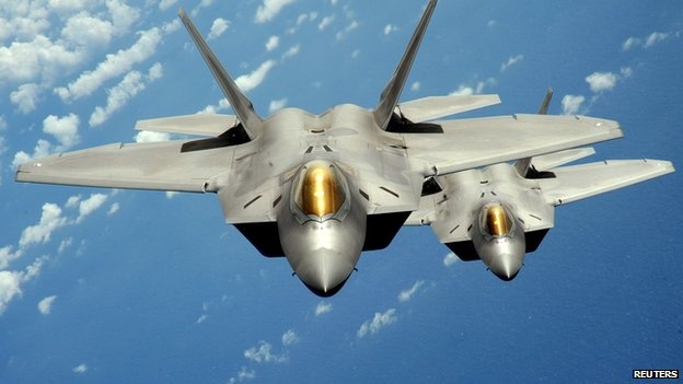 Chiến đấu cơ F-22 Raptor của Mỹ: Máy bay chiến đấu tàng hình này của Mỹ tham gia chiến dịch không kích tiêu diệt IS đầu tiên trên trận địa ở Syria. F-22 trang bị tên lửa không đối đất và bom dẫn đường, khả năng tấn công mục tiêu chính xác cao. 