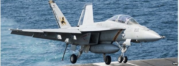 Máy bay F-18 Hornet: F-18 là máy bay chiến đấu đa năng của Mỹ, có thể vừa thực hiện nhiệm vụ giám sát, vừa không kích tiêu diệt các mục tiêu kẻ thù. Nhà sản xuất trang bị cho những chiếc F-18 một hệ thống radar tinh vi để có thể theo dõi mục tiêu từ khoảng cách rất xa trong mọi điều kiện thời tiết. Ngoài Mỹ, không quân Australia cũng phái những máy bay F-18 Super Hornet đến Trung Đông để tham gia chiến dịch tiêu diệt IS, cùng với các máy bay cảnh báo sớm và máy bay tiếp nhiên liệu.