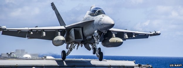 Máy bay EA-18G Growler: Growler là máy bay phiên bản công nghệ cao của F-18 Super Hornet. Nó có thể phá hoại hệ thống phòng không của kẻ thù bằng công nghệ gây nhiễu loạn, đồng thời là một trong những máy bay hộ tống các chiến đấu cơ khác. Growler có thể xuất kích từ mặt đất hoặc từ tàu sân bay.