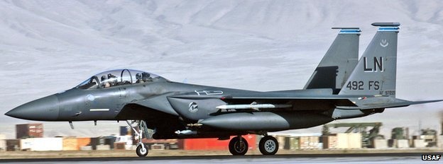 Máy bay F-15E Strike Eagle: F-15E Strike Eagle có thể thực hiện cả các chiến dịch không tấn công trên không và tấn công các mục tiêu dưới mặt đất. Mỹ triển khai máy bay này tiêu diệt IS vì khả năng bay ở độ cao vừa phải, bất kể ngày đêm và trong mọi điều kiện thời tiết.