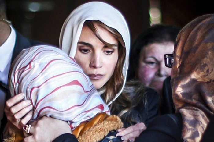 Vợ của phi công Jordan Moaz al-Kassasbeh đã bật khóc nức nở khi Hoàng hậu Jordan Rania Al Abdullah tới chia buồn với cô tại nhà riêng ở thành phố Karak. Không quân Jordan đã thực hiện hàng chục cuộc không kích vào các mục tiêu của Nhà nước Hồi giáo (IS) nhằm trả đũa việc nhóm cực đoan thiêu sống phi công của họ.  