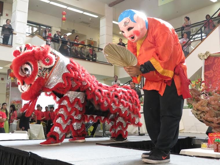 Nguoi Viet o My tro tai goi banh chung banh tet hinh anh