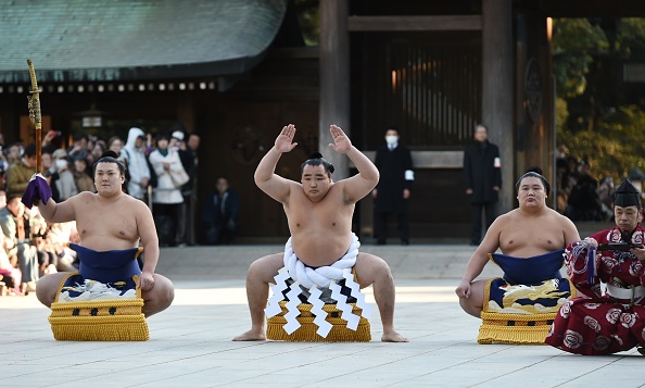 Võ sĩ Kakuryu (giữa) thực hiện nghi thức trong lễ Dohryo-iri. Những võ sĩ trình diễn tại buổi lễ là những võ sĩ sumo đã đạt cấp yokozuna, cấp hiệu cao nhất trong giới võ sĩ sumo.