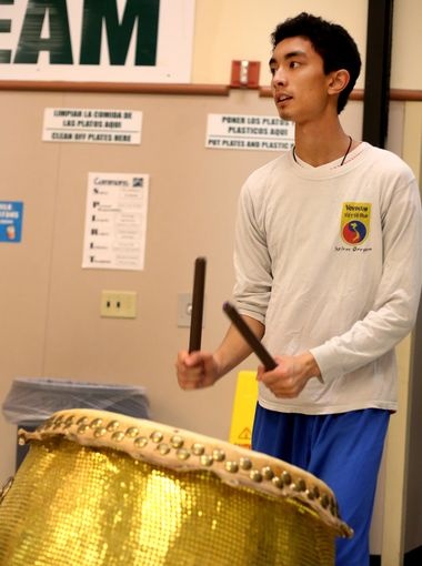 Daniel Huynh, 17 tuổi, phụ trách đánh trống.