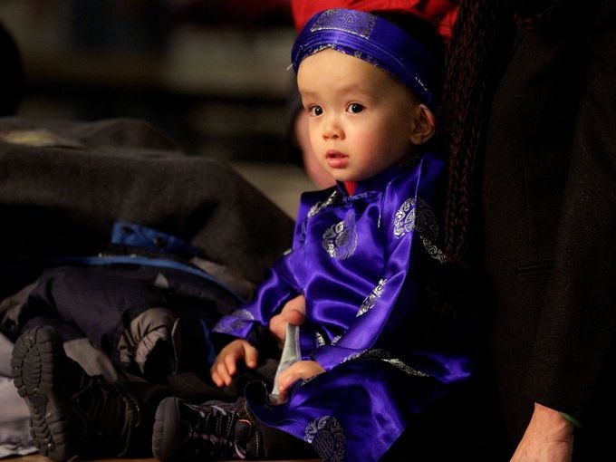 Ductin Bui, 1 tuổi, chăm chú lắng nghe các nghệ sĩ hát trong buổi lễ đón Tết Nguyên đán tại trường trung học Adam Stephens tại Salem, bang Oregon, Mỹ, ngày 7/2.