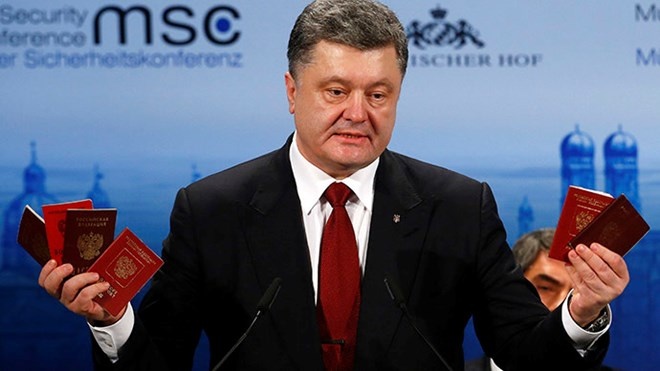 Tổng thống Ukraine Poroshenko trưng những cuốn hộ chiếu để chứng minh rằng có binh sỹ Nga đang chiến đấu ở đông Ukraine.