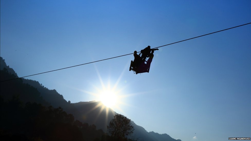 Khoảng hơn chục sợi dây cáp xuất hiện lơ lửng như vậy giữa không trung, nối hai ngôi làng nhỏ. Trong thời gian gần đây, nhiều sợi dây đã được gia cố bằng cách thêm trụ hỗ trợ hoặc nâng các hộp gỗ.