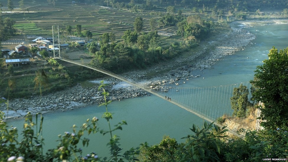 Cho tới nay, chính quyền địa phương đã xây dựng một cây cầu trong khu vực, nhưng nhiều người dân vẫn chọn cách đu trên những sợi cáp cao vì đây là con đường ngắn nhất nối hai làng.