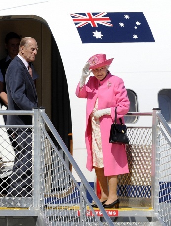 Nữ hoàng Anh Elizabeth và Thái tử Philipp vẫy chào mọi người trước khi bước vào chuyên cơ riêng 