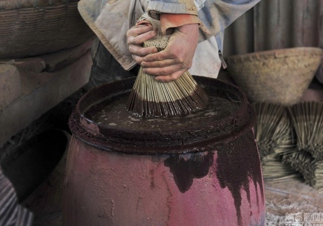 Theo Fu, quy trình sản xuất không phức tạp, thậm chí là nhàm chán. Người đàn ông này cầm khoảng 100 que tre và nhúng vào nước để làm ẩm. Sau đó, ông sẽ nhúng chúng vào lớp bột màu.
