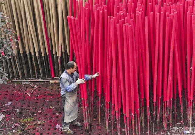Ben trong lang lam huong khong lo o Trung Quoc hinh anh
