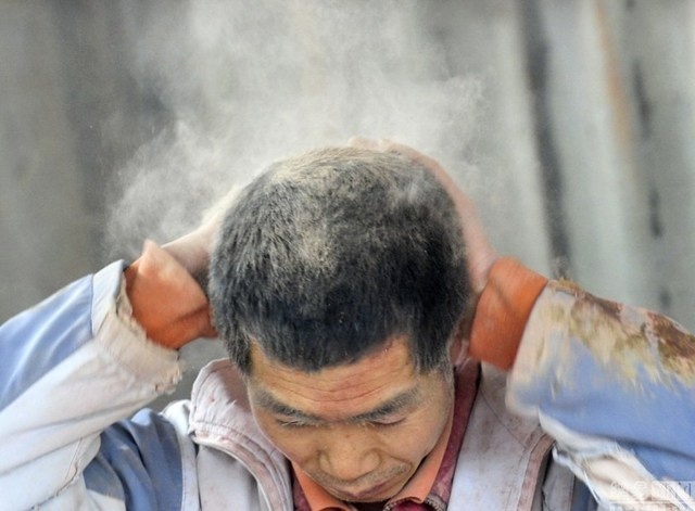 “Trung bình một ngày mỗi người có thể sản xuất hơn 20.000 que trầm hương. Chúng tôi bắt đầu công việc từ 5h và kết thúc vào lúc 18h vào mùa hè, và bắt đầu từ 6h và kết thúc lúc 18h khi trời đông. Chúng tôi phải đứng liên tục trong 1 tiếng để ngâm những que hương vào nước và giũ chúng trong lớp bột màu. Công việc này lặp đi lặp lại như vậy”, ông Fu nói.