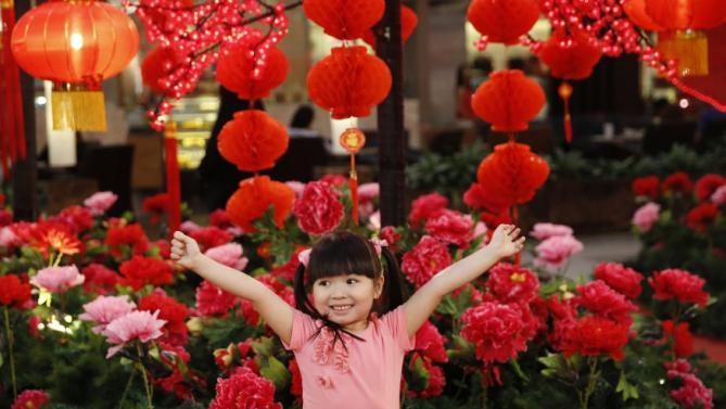 Bé Grace Chee, 4 tuổi, chụp hình trước một khu trang trí đón Tết trong siêu thị ở Kuala Lumpur, Malaysia. Ảnh: Reuters 