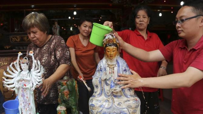 Dù phần lớn người dân Indonesia theo đạo Hồi, người dân những cộng đồng châu Á, như cộng đồng người Hoa, vẫn tổ chức chào đón ngày Tết âm lịch lớn và nhộn nhịp. Ảnh: AP