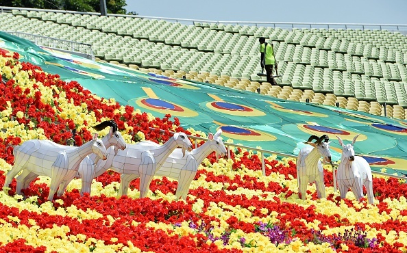 Tại Singapore, công nhân đang sắp xếp và dọn dẹp khán đài tại một sân vận động sẽ diễn ra lễ chào năm mới âm lịch 2015. Ảnh: AFP