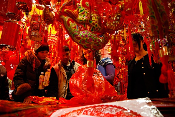 Người dân ở Bắc Kinh, Trung Quốc cũng tất bật đi mua đồ trang trí ngày Tết. Con giáp trong năm 2015 của người Trung Quốc là con cừu chứ không phải con dê như một số nước châu Á cũng đón Tết âm lịch. Ảnh: AFP