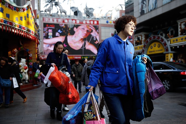Người dân ở Bắc Kinh hối hả mua sắm cho ngày Tết hôm 12/2. Ảnh: AFP