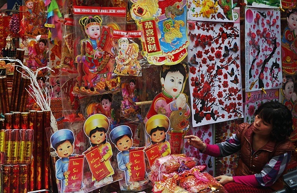 một cửa hàng bán vật dụng trang trí nhà trong ngày Tết ở Hà Nội. Ảnh: AFP