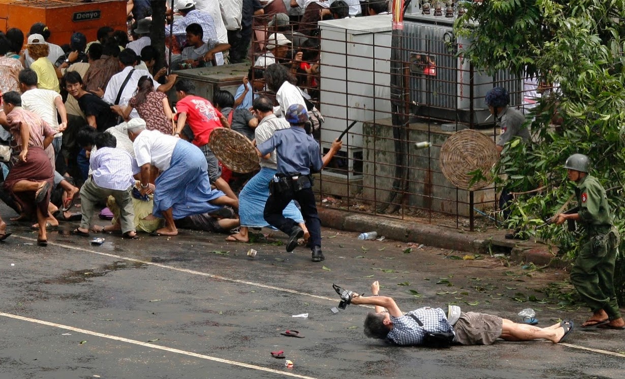Adrees Latif ghi hình ảnh phóng viên Kenji Nagai của hãng AFP bị thương nhưng vẫn cố gắng chụp cảnh tượng cảnh sát và quân đội Myanmar nổ súng và đuổi người biểu tình tại trung tâm thành phố Yangon. 